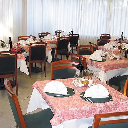 Hotel Aquila D'Oro มิซาโน อาดรีอาติโก ภายนอก รูปภาพ