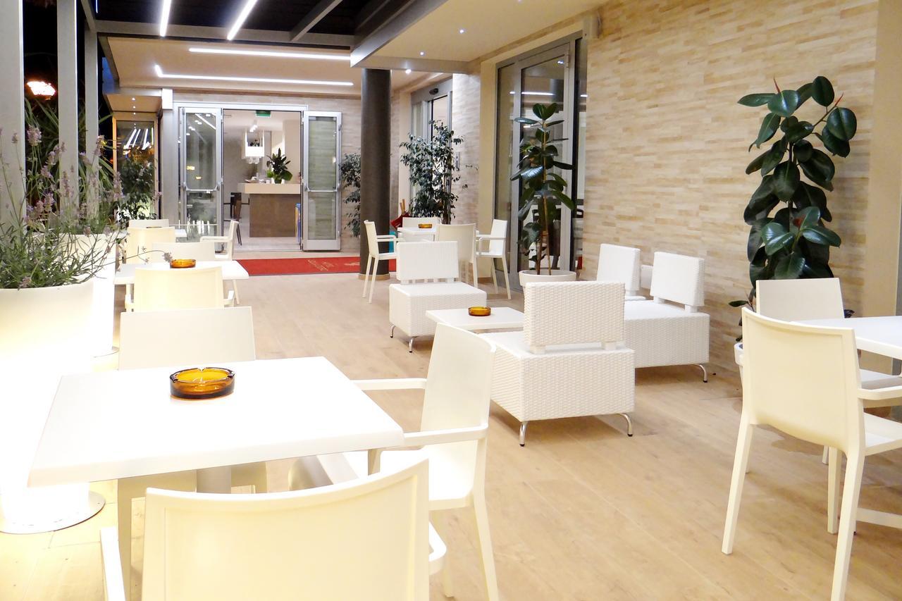 Hotel Aquila D'Oro มิซาโน อาดรีอาติโก ภายนอก รูปภาพ