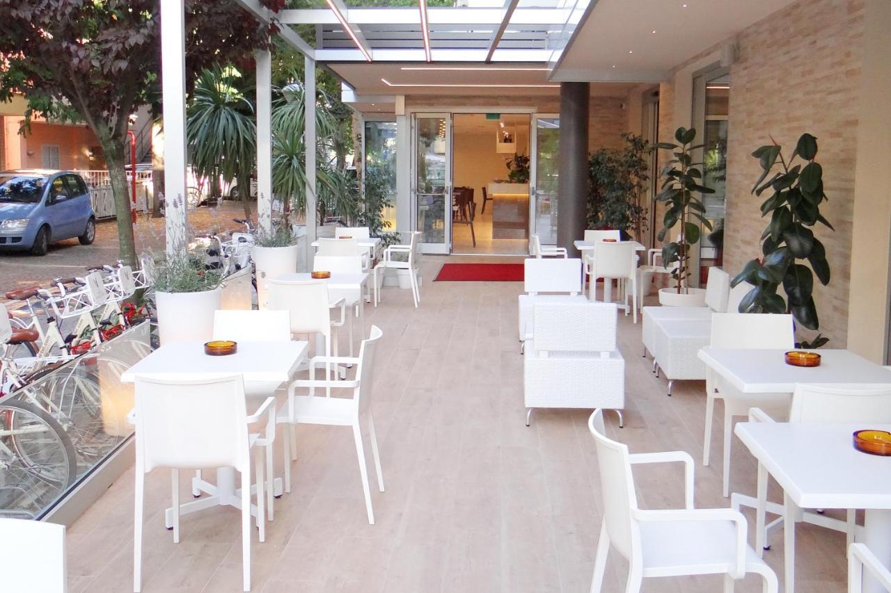 Hotel Aquila D'Oro มิซาโน อาดรีอาติโก ภายนอก รูปภาพ